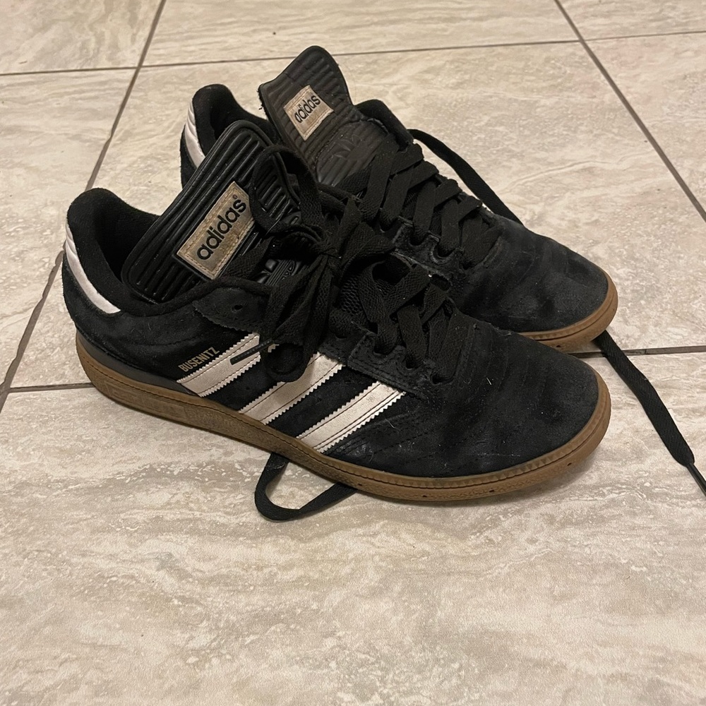 Mens 9.5 adidas skate shoe